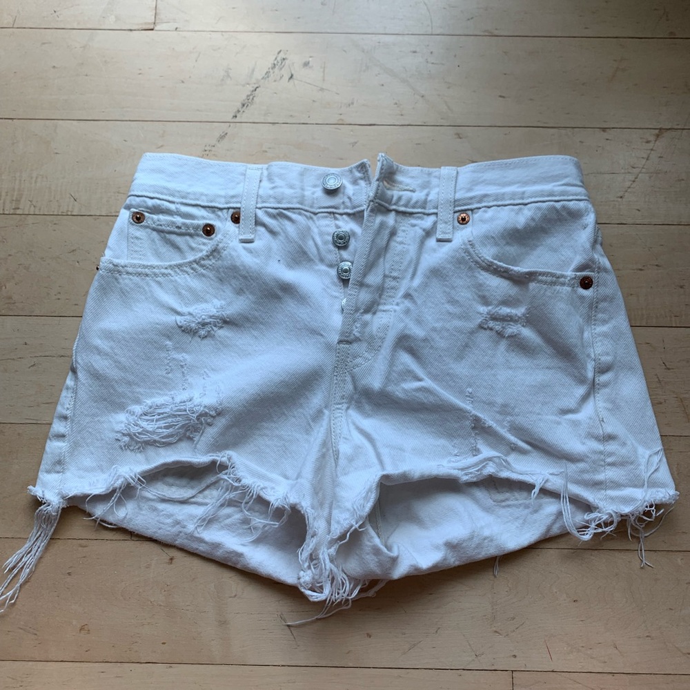 white levi shorts